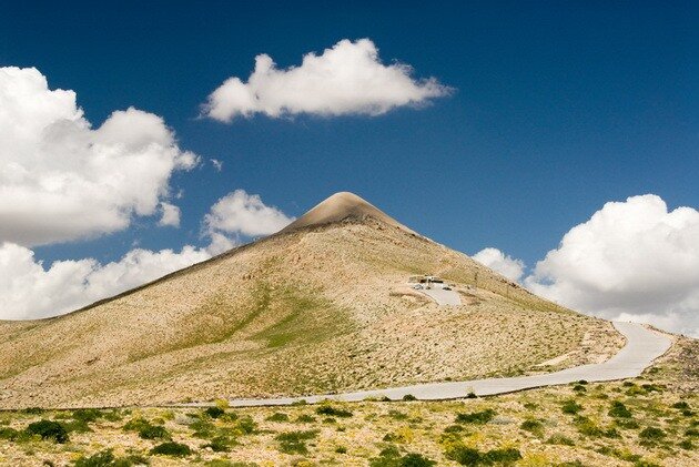 Гора Нимруд-даг (с курганом Антиоха на вершине)