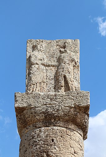 Курган Каракуш, колонна Митридата II и Лаодики в Арсамее на Нимфее