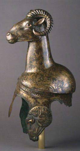 Воинский шлем с бараном, V в. до н.э., Южная Италия, худ.   музей Сент-Луиса, США