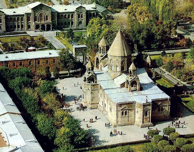 Вид на современный Эчмиадзин, г. Вагаршапат, Армения