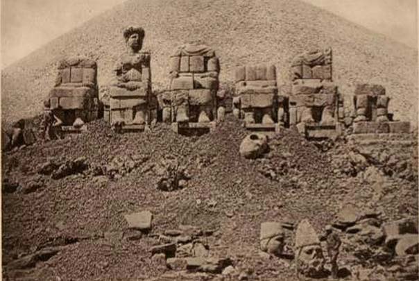 Восточная терраса Нимруд-даг, фото 19-го века с места раскопок
