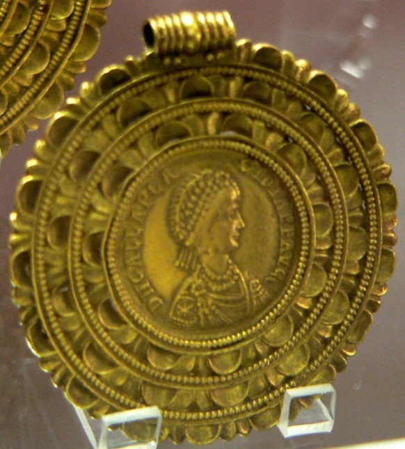 Портрет Галлы Плацидии на золотом медальоне
