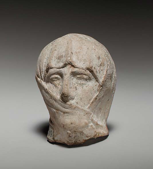 Терракотовая голова женщины в покрывале, Кипр, 1-2 век до н.э.