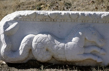 Конь-змея, каменный блок с барельефом из Писидии