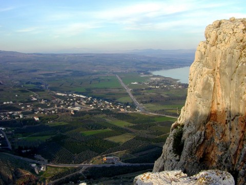 Гора Арбель и вид на Генисаретское озеро (Кинерет)