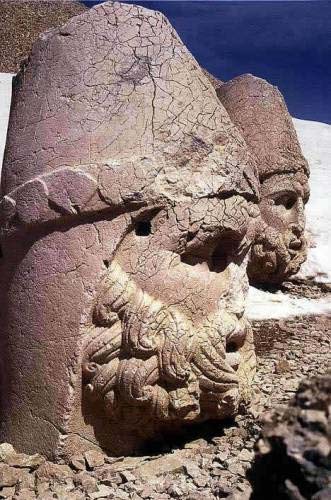 Зевс-Оромазд (слева) и Арес-Геракл на горе Немрут даг