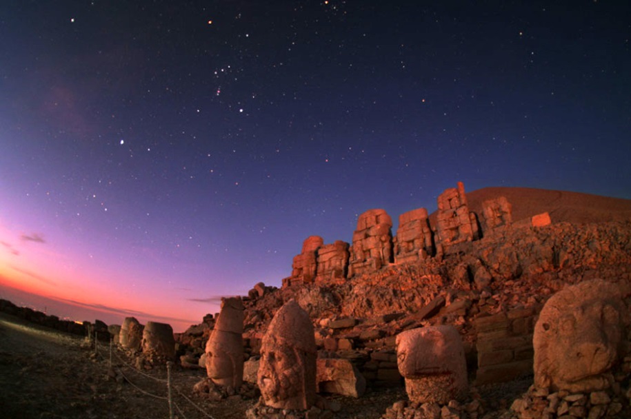 Вид звездного неба над горой Немрут, фото