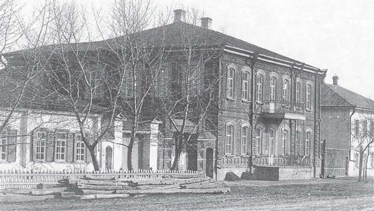 Здание бывшей женской гимназии, в котором в 1917 г. размещался Лебедянский Совет рабочих, крестьянских и солдатских депутатов. 1910-е гг.