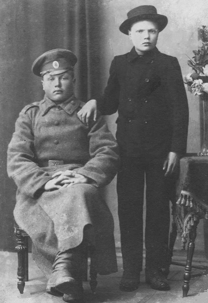Ратник 213-го запасного пехотного полка Е.И. Кривошеин (слева) с братом Ф.И. Кривошеиным, дедом автора книги. 1917 г.
