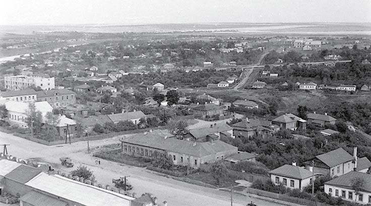 Дом Кураева на Почтовой улице (в центре фото), в котором в июне 1918 г. – марте 1919 г. размещалась уездная Чрезвычайная комиссия. 1950-е гг.