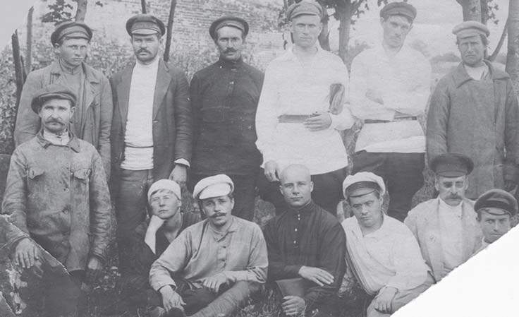 Сотрудники Лебедянского уездного земельного отдела. Начало 1920-х гг.