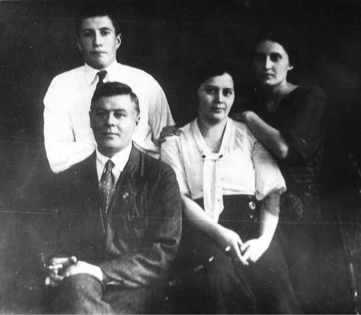 Л.Г. Политов с семьёй. Москва, конец 1930-х гг.