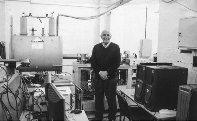 Рис. 2.13. Евгений Николаевич Николаев (род. 1 января 1947 г.) разработал масс-спектрометрические методы особой разрешающей способности. Специалист по ионному циклотронному резонансу.