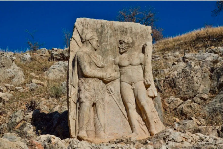 Трехметровая стела, на которой царь пожимает руку Гераклу