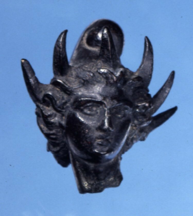 Бронзовая голова Гелиоса-Митры во фригийском колпаке и лучевой короне