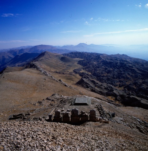 Современный вид на жертвенник и Тавр с восточной террасы горы Нимрода