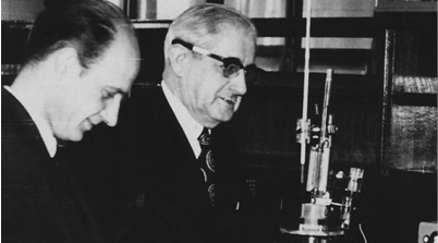 Доцент В.А. Бодня (слева) был сотрудником лаборатории комплексных соединений, возглавлявшейся И.П. Алимариным (он справа).