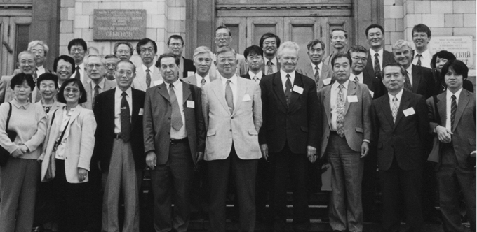 Участники Российско-Японского симпозиума по аналитической химии у здания Химического факультета МГУ. 90-е годы.