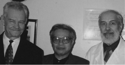 Профессор Ханойского университета Ку Тхань Вонг в кабинете заведующего кафедрой. Слева направо: Ю.А. Золотов, Ку Тхань Вонг, В.М. Иванов.